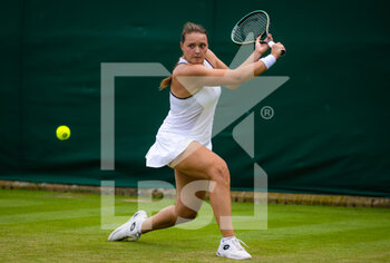 2022-07-01 - Jule Niemeier of Germany in action against Lesia Tsurenko of Ukraine during the third round of the 2022 Wimbledon Championships, Grand Slam tennis tournament on July 1, 2022 at All England Lawn Tennis Club in Wimbledon near London, England - TENNIS - WIMBLEDON 2022 - INTERNATIONALS - TENNIS