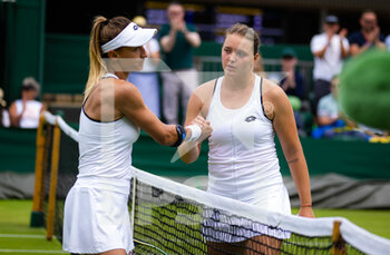 2022-07-01 - Lesia Tsurenko of Ukraine & Jule Niemeier of Germany in action during the third round of the 2022 Wimbledon Championships, Grand Slam tennis tournament on July 1, 2022 at All England Lawn Tennis Club in Wimbledon near London, England - TENNIS - WIMBLEDON 2022 - INTERNATIONALS - TENNIS