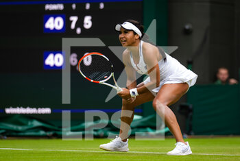 2022-07-01 - Heather Watson of Great Britain in action against Kaja Juvan of Slovenia during the third round of the 2022 Wimbledon Championships, Grand Slam tennis tournament on July 1, 2022 at All England Lawn Tennis Club in Wimbledon near London, England - TENNIS - WIMBLEDON 2022 - INTERNATIONALS - TENNIS