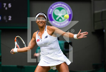 2022-07-01 - Heather Watson of Great Britain in action against Kaja Juvan of Slovenia during the third round of the 2022 Wimbledon Championships, Grand Slam tennis tournament on July 1, 2022 at All England Lawn Tennis Club in Wimbledon near London, England - TENNIS - WIMBLEDON 2022 - INTERNATIONALS - TENNIS