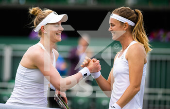 2022-07-01 - Alison Riske-Amritraj of the United States & Marie Bouzkova of the Czech Republic in action during the third round of the 2022 Wimbledon Championships, Grand Slam tennis tournament on July 1, 2022 at All England Lawn Tennis Club in Wimbledon near London, England - TENNIS - WIMBLEDON 2022 - INTERNATIONALS - TENNIS