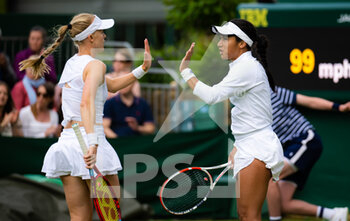 2022-07-01 - Heather Watson of Great Britain & Harriet Dart of Great Britain in action during the second round of doubles at the 2022 Wimbledon Championships, Grand Slam tennis tournament on July 1, 2022 at All England Lawn Tennis Club in Wimbledon near London, England - TENNIS - WIMBLEDON 2022 - INTERNATIONALS - TENNIS
