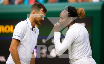 2022-07-01 - Venus Williams of the United States & Jamie Murray of Great Britain in action during the first round of mixed doubles at the 2022 Wimbledon Championships, Grand Slam tennis tournament on July 1, 2022 at All England Lawn Tennis Club in Wimbledon near London, England - TENNIS - WIMBLEDON 2022 - INTERNATIONALS - TENNIS