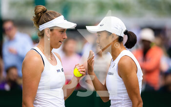 2022-07-02 - Shuai Zhang of China & Elise Mertens of Belgium in action during the second round of doubles at the 2022 Wimbledon Championships, Grand Slam tennis tournament on July 2, 2022 at All England Lawn Tennis Club in Wimbledon near London, England - TENNIS - WIMBLEDON 2022 - INTERNATIONALS - TENNIS