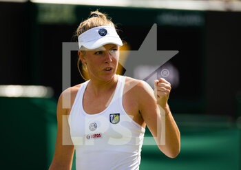 2022-07-02 - Magdalena Frech of Poland in action against Simona Halep of Romania during the third round of the 2022 Wimbledon Championships, Grand Slam tennis tournament on July 2, 2022 at All England Lawn Tennis Club in Wimbledon near London, England - TENNIS - WIMBLEDON 2022 - INTERNATIONALS - TENNIS