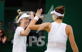 2022-07-02 - Belinda Bencic of Switzerland playing doubles with Storm Sanders of Australia at the 2022 Wimbledon Championships, Grand Slam tennis tournament on July 2, 2022 at All England Lawn Tennis Club in Wimbledon near London, England - TENNIS - WIMBLEDON 2022 - INTERNATIONALS - TENNIS