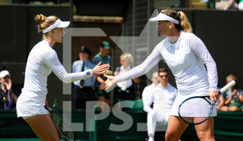 2022-07-03 - CoCo Vandeweghe of the United States & Alison Riske of the United States in action during third round of doubles at the 2022 Wimbledon Championships, Grand Slam tennis tournament on July 3, 2022 at All England Lawn Tennis Club in Wimbledon near London, England - TENNIS - WIMBLEDON 2022 - INTERNATIONALS - TENNIS