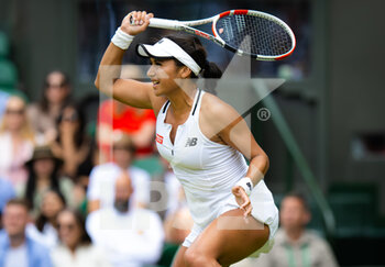 2022-07-03 - Heather Watson of Great Britain in action against Jule Niemeier of Germany during the fourth round of the 2022 Wimbledon Championships, Grand Slam tennis tournament on July 3, 2022 at All England Lawn Tennis Club in Wimbledon near London, England - TENNIS - WIMBLEDON 2022 - INTERNATIONALS - TENNIS