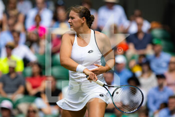2022-07-03 - Jule Niemeier of Germany in action against Heather Watson of Great Britain during the fourth round of the 2022 Wimbledon Championships, Grand Slam tennis tournament on July 3, 2022 at All England Lawn Tennis Club in Wimbledon near London, England - TENNIS - WIMBLEDON 2022 - INTERNATIONALS - TENNIS