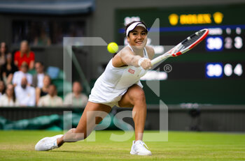 2022-07-03 - Heather Watson of Great Britain in action against Jule Niemeier of Germany during the fourth round of the 2022 Wimbledon Championships, Grand Slam tennis tournament on July 3, 2022 at All England Lawn Tennis Club in Wimbledon near London, England - TENNIS - WIMBLEDON 2022 - INTERNATIONALS - TENNIS