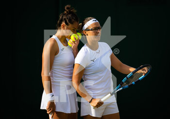 2022-07-03 - Sara Sorribes Tormo of Spain & Kirsten Flipkens of Belgium in action during the third round of doubles at the 2022 Wimbledon Championships, Grand Slam tennis tournament on July 3, 2022 at All England Lawn Tennis Club in Wimbledon near London, England - TENNIS - WIMBLEDON 2022 - INTERNATIONALS - TENNIS