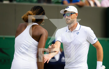 2022-07-03 - Venus Williams of the United States & Jamie Murray of Great Britain in action during the second round of mixed doubles at the 2022 Wimbledon Championships, Grand Slam tennis tournament on July 3, 2022 at All England Lawn Tennis Club in Wimbledon near London, England - TENNIS - WIMBLEDON 2022 - INTERNATIONALS - TENNIS