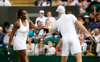 2022-07-03 - Venus Williams of the United States & Jamie Murray of Great Britain in action during the second round of mixed doubles at the 2022 Wimbledon Championships, Grand Slam tennis tournament on July 3, 2022 at All England Lawn Tennis Club in Wimbledon near London, England - TENNIS - WIMBLEDON 2022 - INTERNATIONALS - TENNIS