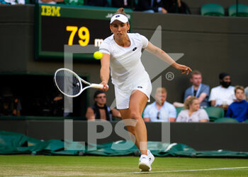 2022-07-03 - Elise Mertens of Belgium in action against Ons Jabeur of Tunisia during the fourth round of the 2022 Wimbledon Championships, Grand Slam tennis tournament on July 3, 2022 at All England Lawn Tennis Club in Wimbledon near London, England - TENNIS - WIMBLEDON 2022 - INTERNATIONALS - TENNIS