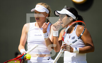 2022-07-04 - Heather Watson of Great Britain & Harriet Dart of Great Britain in action during the third round of doubles at the 2022 Wimbledon Championships, Grand Slam tennis tournament on July 4, 2022 at All England Lawn Tennis Club in Wimbledon near London, England - TENNIS - WIMBLEDON 2022 - INTERNATIONALS - TENNIS
