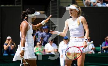 2022-07-04 - Heather Watson of Great Britain & Harriet Dart of Great Britain in action during the third round of doubles at the 2022 Wimbledon Championships, Grand Slam tennis tournament on July 4, 2022 at All England Lawn Tennis Club in Wimbledon near London, England - TENNIS - WIMBLEDON 2022 - INTERNATIONALS - TENNIS