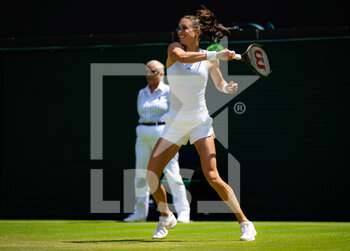2022-07-04 - Petra Martic of Croatia in action against Elena Rybakina of Kazakhstan during the fourth round of the 2022 Wimbledon Championships, Grand Slam tennis tournament on July 4, 2022 at All England Lawn Tennis Club in Wimbledon near London, England - TENNIS - WIMBLEDON 2022 - INTERNATIONALS - TENNIS