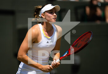 2022-07-04 - Elena Rybakina of Kazakhstan in action against Petra Martic of Croatia during the fourth round of the 2022 Wimbledon Championships, Grand Slam tennis tournament on July 4, 2022 at All England Lawn Tennis Club in Wimbledon near London, England - TENNIS - WIMBLEDON 2022 - INTERNATIONALS - TENNIS