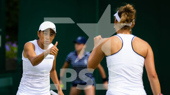 2022-07-04 - Elise Mertens of Belgium & Shuai Zhang of China in action during the third round of doubles at the 2022 Wimbledon Championships, Grand Slam tennis tournament on July 4, 2022 at All England Lawn Tennis Club in Wimbledon near London, England - TENNIS - WIMBLEDON 2022 - INTERNATIONALS - TENNIS