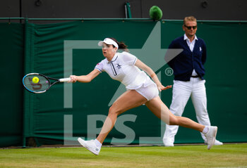2022-07-04 - Ajla Tomljanovic of Australia in action against Alize Cornet of France during the fourth round of the 2022 Wimbledon Championships, Grand Slam tennis tournament on July 4, 2022 at All England Lawn Tennis Club in Wimbledon near London, England - TENNIS - WIMBLEDON 2022 - INTERNATIONALS - TENNIS