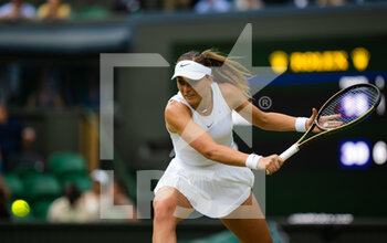 2022-07-04 - Paula Badosa of Spain in action against Simona Halep of Romania during the fourth round of the 2022 Wimbledon Championships, Grand Slam tennis tournament on July 4, 2022 at All England Lawn Tennis Club in Wimbledon near London, England - TENNIS - WIMBLEDON 2022 - INTERNATIONALS - TENNIS