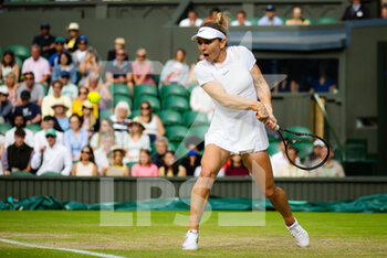 2022-07-04 - Simona Halep of Romania in action against Paula Badosa of Spain during the fourth round of the 2022 Wimbledon Championships, Grand Slam tennis tournament on July 4, 2022 at All England Lawn Tennis Club in Wimbledon near London, England - TENNIS - WIMBLEDON 2022 - INTERNATIONALS - TENNIS