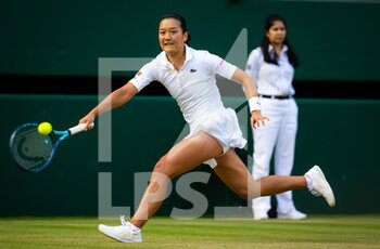 2022-07-04 - Harmony Tan of France in action against Amanda Anisimova of the United States during the fourth round of the 2022 Wimbledon Championships, Grand Slam tennis tournament on July 4, 2022 at All England Lawn Tennis Club in Wimbledon near London, England - TENNIS - WIMBLEDON 2022 - INTERNATIONALS - TENNIS