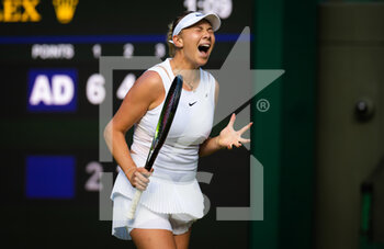 2022-07-04 - Amanda Anisimova of the United States in action against Harmony Tan of France during the fourth round of the 2022 Wimbledon Championships, Grand Slam tennis tournament on July 4, 2022 at All England Lawn Tennis Club in Wimbledon near London, England - TENNIS - WIMBLEDON 2022 - INTERNATIONALS - TENNIS