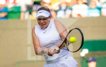 2022-07-04 - Amanda Anisimova of the United States in action against Harmony Tan of France during the fourth round of the 2022 Wimbledon Championships, Grand Slam tennis tournament on July 4, 2022 at All England Lawn Tennis Club in Wimbledon near London, England - TENNIS - WIMBLEDON 2022 - INTERNATIONALS - TENNIS