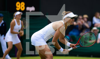 2022-07-05 - Nicole Melichar-Martinez of the United States & Ellen Perez of Australia in action during the doubles quarter final of the 2022 Wimbledon Championships, Grand Slam tennis tournament on July 5, 2022 at All England Lawn Tennis Club in Wimbledon near London, England - TENNIS - WIMBLEDON 2022 - INTERNATIONALS - TENNIS