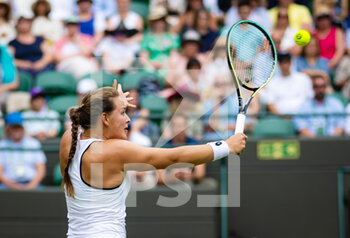 2022-07-05 - Jule Niemeier of Germany in action against Tatjana Maria of Germany during the quarter-final of the 2022 Wimbledon Championships, Grand Slam tennis tournament on July 5, 2022 at All England Lawn Tennis Club in Wimbledon near London, England - TENNIS - WIMBLEDON 2022 - INTERNATIONALS - TENNIS