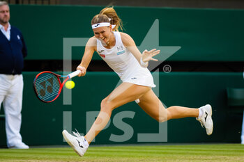 2022-07-05 - Marie Bouzkova of the Czech Republic in action against Ons Jabeur of Tunisia during the quarter-final of the 2022 Wimbledon Championships, Grand Slam tennis tournament on July 5, 2022 at All England Lawn Tennis Club in Wimbledon near London, England - TENNIS - WIMBLEDON 2022 - INTERNATIONALS - TENNIS