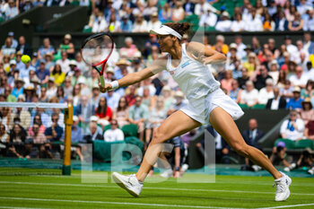 2022-07-07 - Tatjana Maria of Germany in action against Ons Jabeur of Tunisia during the semi-final of the 2022 Wimbledon Championships, Grand Slam tennis tournament on July 7, 2022 at All England Lawn Tennis Club in Wimbledon near London, England - TENNIS - WIMBLEDON 2022 - INTERNATIONALS - TENNIS