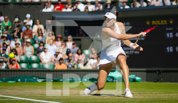 2022-07-07 - Elena Rybakina of Kazakhstan in action against Simona Halep of Romania during the semi-final of the 2022 Wimbledon Championships, Grand Slam tennis tournament on July 7, 2022 at All England Lawn Tennis Club in Wimbledon near London, England - TENNIS - WIMBLEDON 2022 - INTERNATIONALS - TENNIS