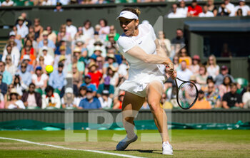 2022-07-07 - Simona Halep of Romania in action against Elena Rybakina of Kazakhstan during the semi-final of the 2022 Wimbledon Championships, Grand Slam tennis tournament on July 7, 2022 at All England Lawn Tennis Club in Wimbledon near London, England - TENNIS - WIMBLEDON 2022 - INTERNATIONALS - TENNIS