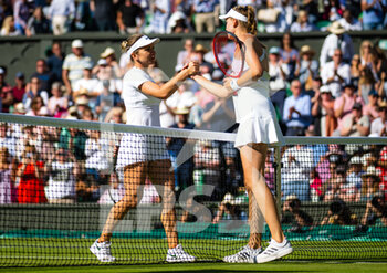 2022-07-07 - Simona Halep of Romania & Elena Rybakina of Kazakhstan at the net during the semi-final of the 2022 Wimbledon Championships, Grand Slam tennis tournament on July 7, 2022 at All England Lawn Tennis Club in Wimbledon near London, England - TENNIS - WIMBLEDON 2022 - INTERNATIONALS - TENNIS