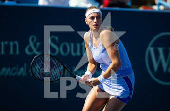 2022-08-18 - Petra Kvitova of the Czech Republic in action against Ons Jabeur of Tunisia during the third round of the 2022 Western & Southern Open, WTA 1000 tennis tournament on August 18, 2022 in Cincinnati, United States - TENNIS - WTA - WESTERN AND SOUTHERN OPEN 2022 - INTERNATIONALS - TENNIS
