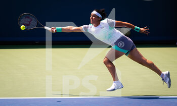 2022-08-18 - Ons Jabeur of Tunisia in action against Petra Kvitova of the Czech Republic during the third round of the 2022 Western & Southern Open, WTA 1000 tennis tournament on August 18, 2022 in Cincinnati, United States - TENNIS - WTA - WESTERN AND SOUTHERN OPEN 2022 - INTERNATIONALS - TENNIS