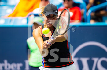 2022-08-18 - Madison Keys of the United States in action against Iga Swiatek of Poland during the third round of the 2022 Western & Southern Open, WTA 1000 tennis tournament on August 18, 2022 in Cincinnati, United States - TENNIS - WTA - WESTERN AND SOUTHERN OPEN 2022 - INTERNATIONALS - TENNIS