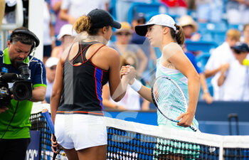 2022-08-18 - Madison Keys of the United States & Iga Swiatek of Poland in action during the third round of the 2022 Western & Southern Open, WTA 1000 tennis tournament on August 18, 2022 in Cincinnati, United States - TENNIS - WTA - WESTERN AND SOUTHERN OPEN 2022 - INTERNATIONALS - TENNIS