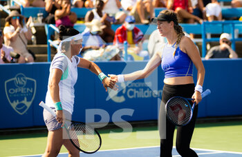 2022-08-18 - Ons Jabeur of Tunisia & Victoria Azarenka of Belarus playing doubles at the 2022 Western & Southern Open, WTA 1000 tennis tournament on August 18, 2022 in Cincinnati, United States - TENNIS - WTA - WESTERN AND SOUTHERN OPEN 2022 - INTERNATIONALS - TENNIS
