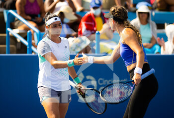 2022-08-18 - Ons Jabeur of Tunisia & Victoria Azarenka of Belarus playing doubles at the 2022 Western & Southern Open, WTA 1000 tennis tournament on August 18, 2022 in Cincinnati, United States - TENNIS - WTA - WESTERN AND SOUTHERN OPEN 2022 - INTERNATIONALS - TENNIS