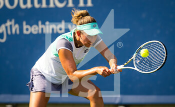 2022-08-18 - Elise Mertens of Belgium in action against Caroline Garcia of France during the third round of the 2022 Western & Southern Open, WTA 1000 tennis tournament on August 18, 2022 in Cincinnati, United States - TENNIS - WTA - WESTERN AND SOUTHERN OPEN 2022 - INTERNATIONALS - TENNIS