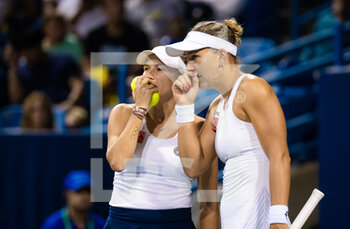 2022-08-21 - Nicole Melichar-Martinez of the United States & Ellen Perez of Australia in action during the doubles final of the 2022 Western & Southern Open, WTA 1000 tennis tournament on August 21, 2022 in Cincinnati, United States - TENNIS - WTA - WESTERN AND SOUTHERN OPEN 2022 - INTERNATIONALS - TENNIS