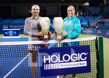 2022-08-21 - Jelena Ostapenko of Latvia & Lyudmyla Kichenok of Ukraine pose with their champions trophies after the doubles final of the 2022 Western & Southern Open, WTA 1000 tennis tournament on August 21, 2022 in Cincinnati, United States - TENNIS - WTA - WESTERN AND SOUTHERN OPEN 2022 - INTERNATIONALS - TENNIS