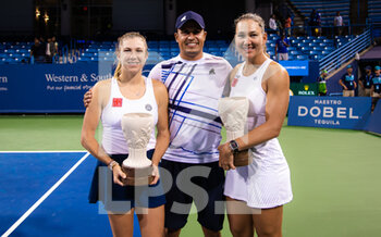 2022-08-21 - Nicole Melichar-Martinez of the United States & Ellen Perez of Australia pose with their runner-up trophies after the doubles final of the 2022 Western & Southern Open, WTA 1000 tennis tournament on August 21, 2022 in Cincinnati, United States - TENNIS - WTA - WESTERN AND SOUTHERN OPEN 2022 - INTERNATIONALS - TENNIS