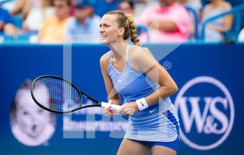 2022-08-21 - Petra Kvitova of the Czech Republic in action against Caroline Garcia of France during the final of the 2022 Western & Southern Open, WTA 1000 tennis tournament on August 21, 2022 in Cincinnati, United States - TENNIS - WTA - WESTERN AND SOUTHERN OPEN 2022 - INTERNATIONALS - TENNIS