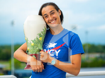 2022-08-21 - Caroline Garcia of France poses with the champions trophy after winning against Petra Kvitova of the Czech Republic, the final of the 2022 Western & Southern Open, WTA 1000 tennis tournament on August 21, 2022 in Cincinnati, United States - TENNIS - WTA - WESTERN AND SOUTHERN OPEN 2022 - INTERNATIONALS - TENNIS