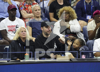 2022-08-30 - Alexis Ohanian, husband of Serena Williams of USA and their daughter Olympia Ohanian Jr, left Jill Smoller (Serena's agent), above right Oracene Price (mother of Serena) during day 1 of the US Open 2022, 4th Grand Slam tennis tournament of the season on August 29, 2022 at USTA National Tennis Center in New York, United States - TENNIS - US OPEN 2022 - WEEK 1 - INTERNATIONALS - TENNIS