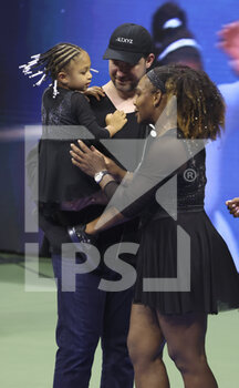 2022-08-30 - Serena Williams of USA with her husband Alexis Ohanian and their daughter Olympia Ohanian during a ceremony celebrating her carreer following her first round victory during day 1 of the US Open 2022, 4th Grand Slam tennis tournament of the season on August 29, 2022 at USTA National Tennis Center in New York, United States - TENNIS - US OPEN 2022 - WEEK 1 - INTERNATIONALS - TENNIS